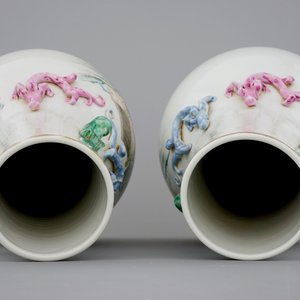 An unusual pair of Chinese famille rose landscape vases, early 20th C. — 照片 5