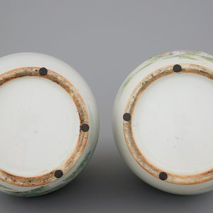 An unusual pair of Chinese famille rose landscape vases, early 20th C. — 照片 6