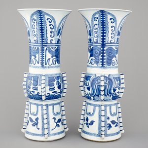An unusual pair of tall Chinese blue and white porcelain gu-shaped vases, Kangxi, ca. 1700 — foto 1