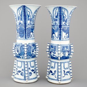 An unusual pair of tall Chinese blue and white porcelain gu-shaped vases, Kangxi, ca. 1700 — foto 2