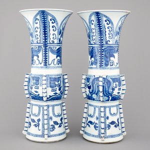 An unusual pair of tall Chinese blue and white porcelain gu-shaped vases, Kangxi, ca. 1700 — foto 3