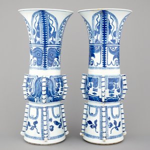An unusual pair of tall Chinese blue and white porcelain gu-shaped vases, Kangxi, ca. 1700 — foto 4