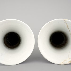 An unusual pair of tall Chinese blue and white porcelain gu-shaped vases, Kangxi, ca. 1700 — foto 5
