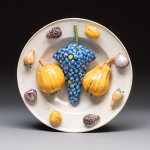 An unusual polychrome Swiss faience trompe l'oeil dish with various fruits, Winterthur, workshop of David Pfau II, 17th C. — foto 1