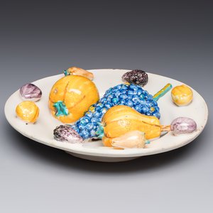 An unusual polychrome Swiss faience trompe l'oeil dish with various fruits, Winterthur, workshop of David Pfau II, 17th C. — foto 2