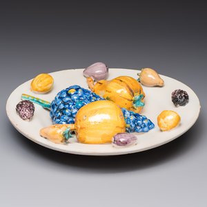 An unusual polychrome Swiss faience trompe l'oeil dish with various fruits, Winterthur, workshop of David Pfau II, 17th C. — foto 3