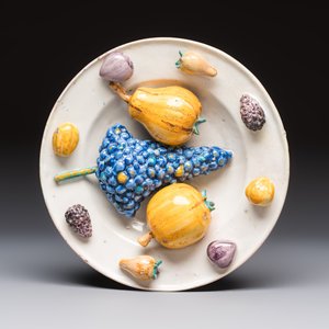 An unusual polychrome Swiss faience trompe l'oeil dish with various fruits, Winterthur, workshop of David Pfau II, 17th C. — foto 4