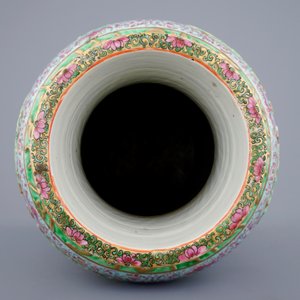 An unusual relief-moulded Canton famille rose vase, 19th C. — 照片 7