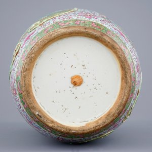 An unusual relief-moulded Canton famille rose vase, 19th C. — 照片 8