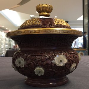 An unusual round Chinese lacquer box and cover with jade inset, 19/20th C. — photo 6