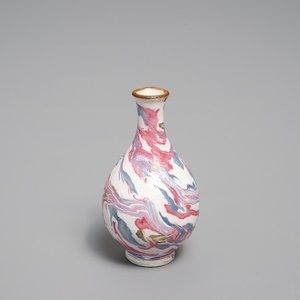 An unusual small Chinese faux-marbre-glazed vase, 18th C. — photo 1