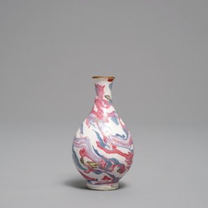 An unusual small Chinese faux-marbre-glazed vase, 18th C. — photo 2