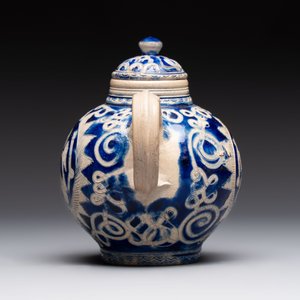 An unusual Westerwald stoneware teapot and cover, Germany, 17th C. — photo 2