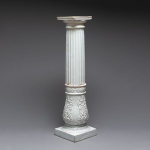 An unusual white-glazed faience column, Germany, 18th C. — photo 1