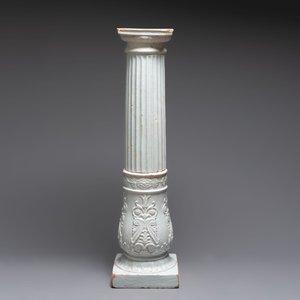 An unusual white-glazed pottery column, Germany, 18th C. — photo 4