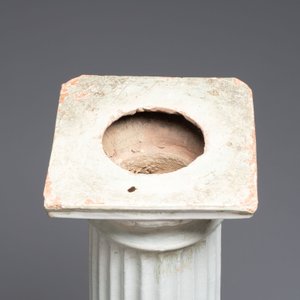 An unusual white-glazed pottery column, Germany, 18th C. — photo 6