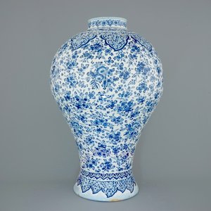 An unusually tall Dutch Delft blue and white vase with millefiori decoration, late 17th C. — 照片 1