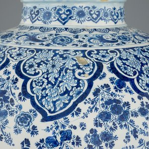 An unusually tall Dutch Delft blue and white vase with millefiori decoration, late 17th C. — 照片 12