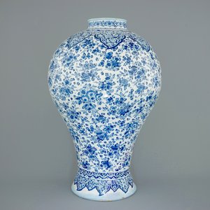 An unusually tall Dutch Delft blue and white vase with millefiori decoration, late 17th C. — 照片 2