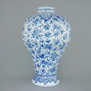 An unusually tall Dutch Delft blue and white vase with millefiori decoration, late 17th C. — 照片 4