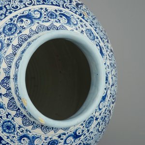 An unusually tall Dutch Delft blue and white vase with millefiori decoration, late 17th C. — 照片 8
