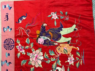 An very large Chinese embroidered silk red-ground 'Sanxing and Eight Immortals' panel  — 照片 1