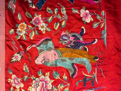 An very large Chinese embroidered silk red-ground 'Sanxing and Eight Immortals' panel  — 照片 14