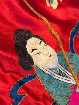 An very large Chinese embroidered silk red-ground 'Sanxing and Eight Immortals' panel  — 照片 19