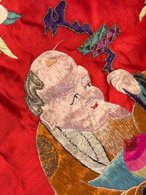 An very large Chinese embroidered silk red-ground 'Sanxing and Eight Immortals' panel  — 照片 23