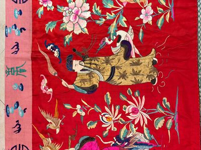 An very large Chinese embroidered silk red-ground 'Sanxing and Eight Immortals' panel  — 照片 4
