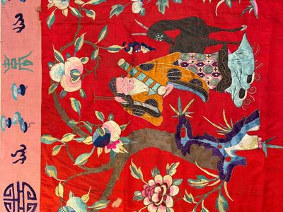 An very large Chinese embroidered silk red-ground 'Sanxing and Eight Immortals' panel  — 照片 6