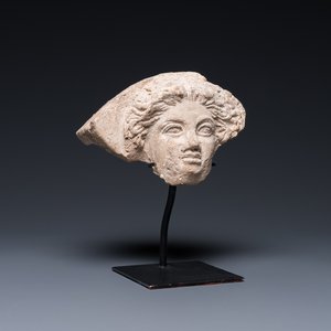 Antéfixe en forme de tête de femme en terre cuite à engobe blanc, Grèce, 5/4ème av. J.-C. — photo 1