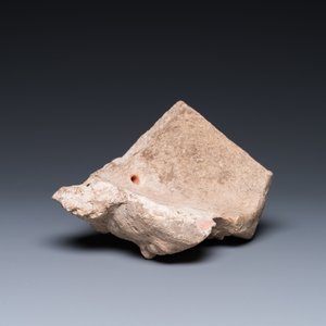Antéfixe en forme de tête de femme en terre cuite à engobe blanc, Grèce, 5/4ème av. J.-C. — photo 6