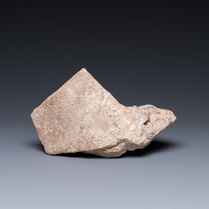 Antéfixe en forme de tête de femme en terre cuite à engobe blanc, Grèce, 5/4ème av. J.-C. — photo 7