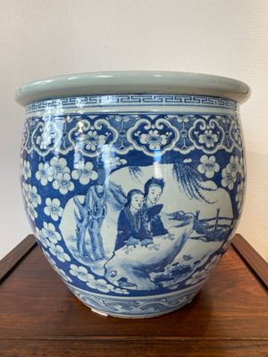 Aquarium en porcelaine de Chine en bleu et blanc à décor de médaillons sur un fond de fleurs de prunus, 19ème — photo 1