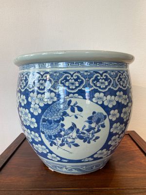 Aquarium en porcelaine de Chine en bleu et blanc à décor de médaillons sur un fond de fleurs de prunus, 19ème — photo 2