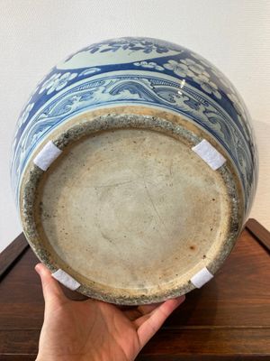 Aquarium en porcelaine de Chine en bleu et blanc à décor de médaillons sur un fond de fleurs de prunus, 19ème — photo 6