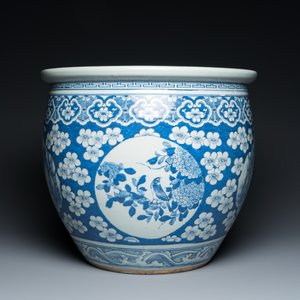 Aquarium en porcelaine de Chine en bleu et blanc à décor de médaillons sur un fond de fleurs de prunus, 19ème — photo 5