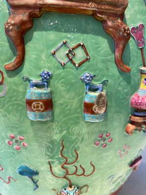 Aquarium en porcelaine de Chine famille rose à décor d'antiquités sur fond vert à décor incisé, 19ème — photo 7