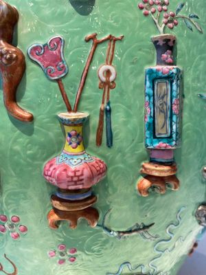 Aquarium en porcelaine de Chine famille rose à décor d'antiquités sur fond vert à décor incisé, 19ème — photo 8