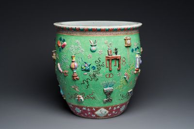 Aquarium en porcelaine de Chine famille rose à décor d'antiquités sur fond vert à décor incisé, 19ème