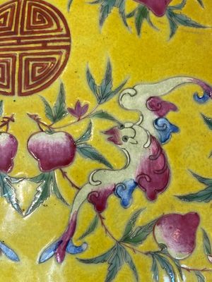 Aquarium en porcelaine de Chine famille rose à décor de pêches et de chauve-souris sur fond jaune, 19ème — photo 8