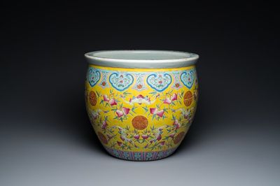 Aquarium en porcelaine de Chine famille rose à décor de pêches et de chauve-souris sur fond jaune, 19ème