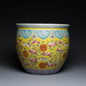 Aquarium en porcelaine de Chine famille rose à décor de pêches et de chauve-souris sur fond jaune, 19ème — photo 2