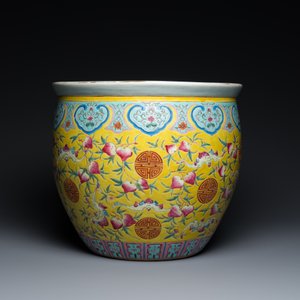 Aquarium en porcelaine de Chine famille rose à décor de pêches et de chauve-souris sur fond jaune, 19ème — photo 3