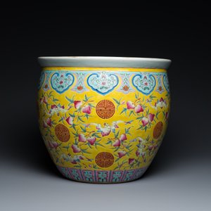 Aquarium en porcelaine de Chine famille rose à décor de pêches et de chauve-souris sur fond jaune, 19ème — photo 4