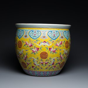 Aquarium en porcelaine de Chine famille rose à décor de pêches et de chauve-souris sur fond jaune, 19ème — photo 5