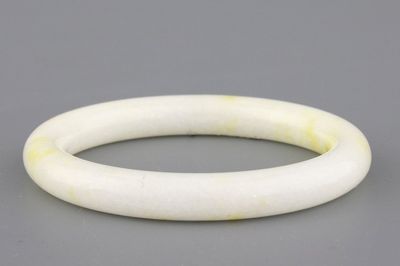 Armband in witte jadeïet met gele inkerving, vroeg 20e eeuw