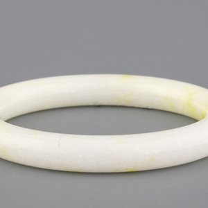 Armband in witte jadeïet met gele inkerving, vroeg 20e eeuw — foto 1