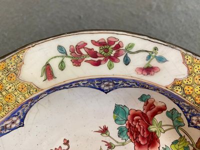 Assiette à décor d'un papillon et d'un faisan en émaux de Canton au dos en rouge de rubis, Yongzheng — photo 4